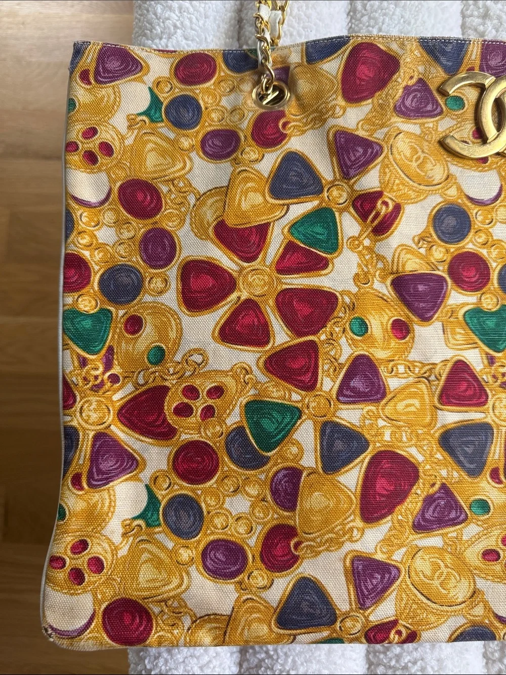 CHANEL tote vibrant
